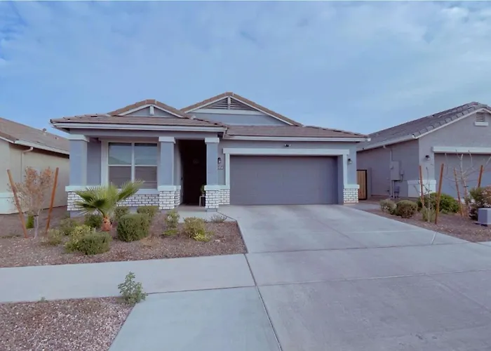 New Spacious 4-bedroom House In Charming With Wifi, Ac Holiday home