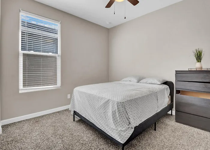 New Spacious 4-bedroom House In Charming With Wifi, Ac Holiday home Phoenix