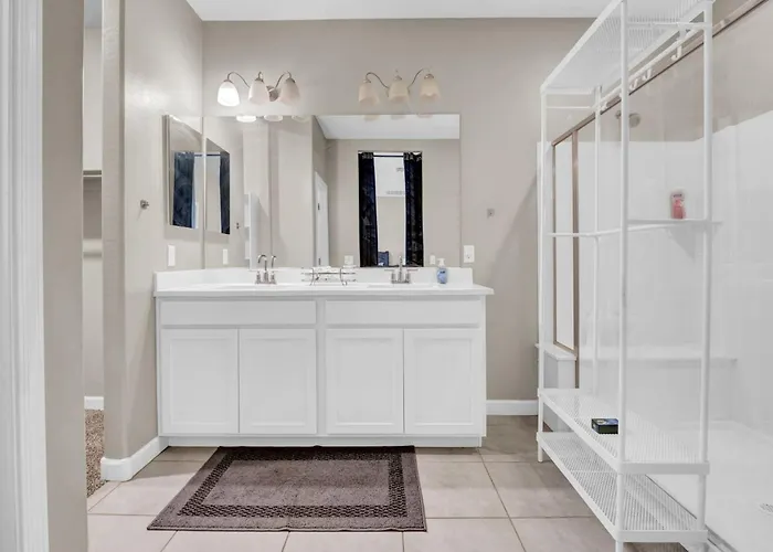 New Spacious 4-bedroom House In Charming With Wifi, Ac