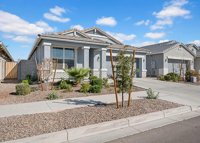 New Spacious 4-bedroom House In Charming With Wifi, Ac Holiday home Phoenix