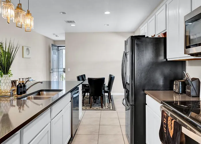 New Spacious 4-bedroom House In Charming With Wifi, Ac