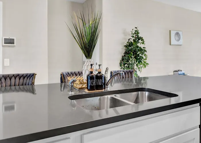 Holiday home New Spacious 4-bedroom House In Charming With Wifi, Ac